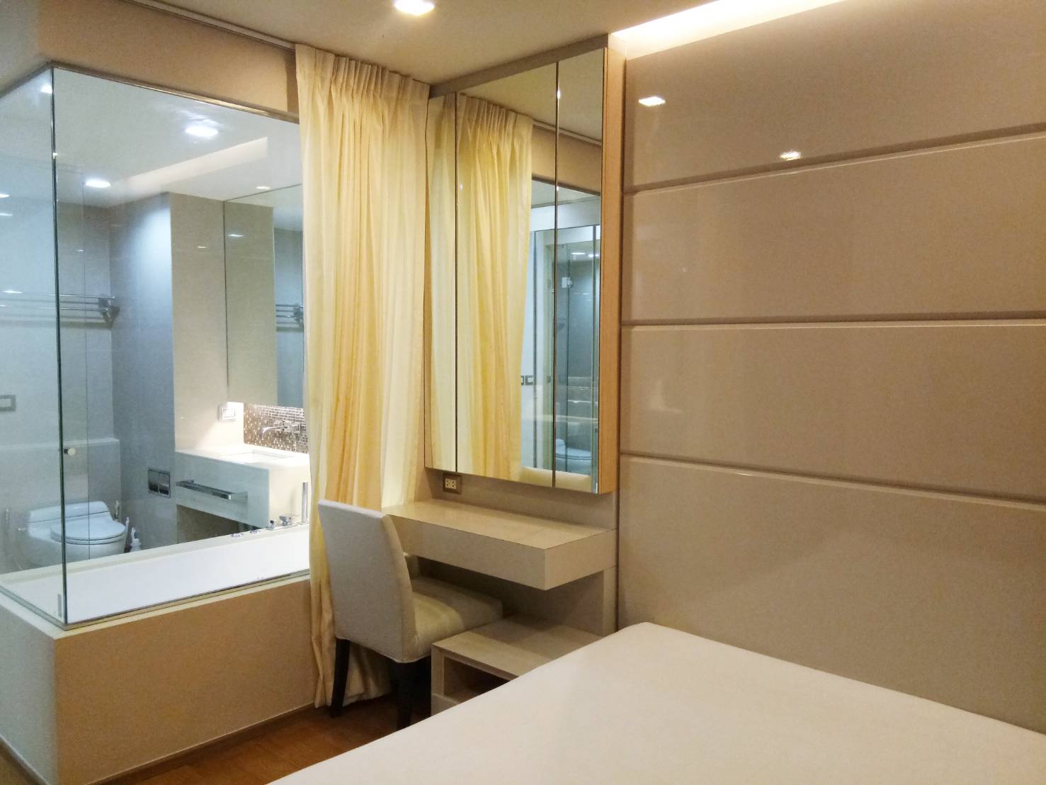 Condo Sale With Tenant Asoke - Top floor - Best Layout - Near MRT - Near Airport Link