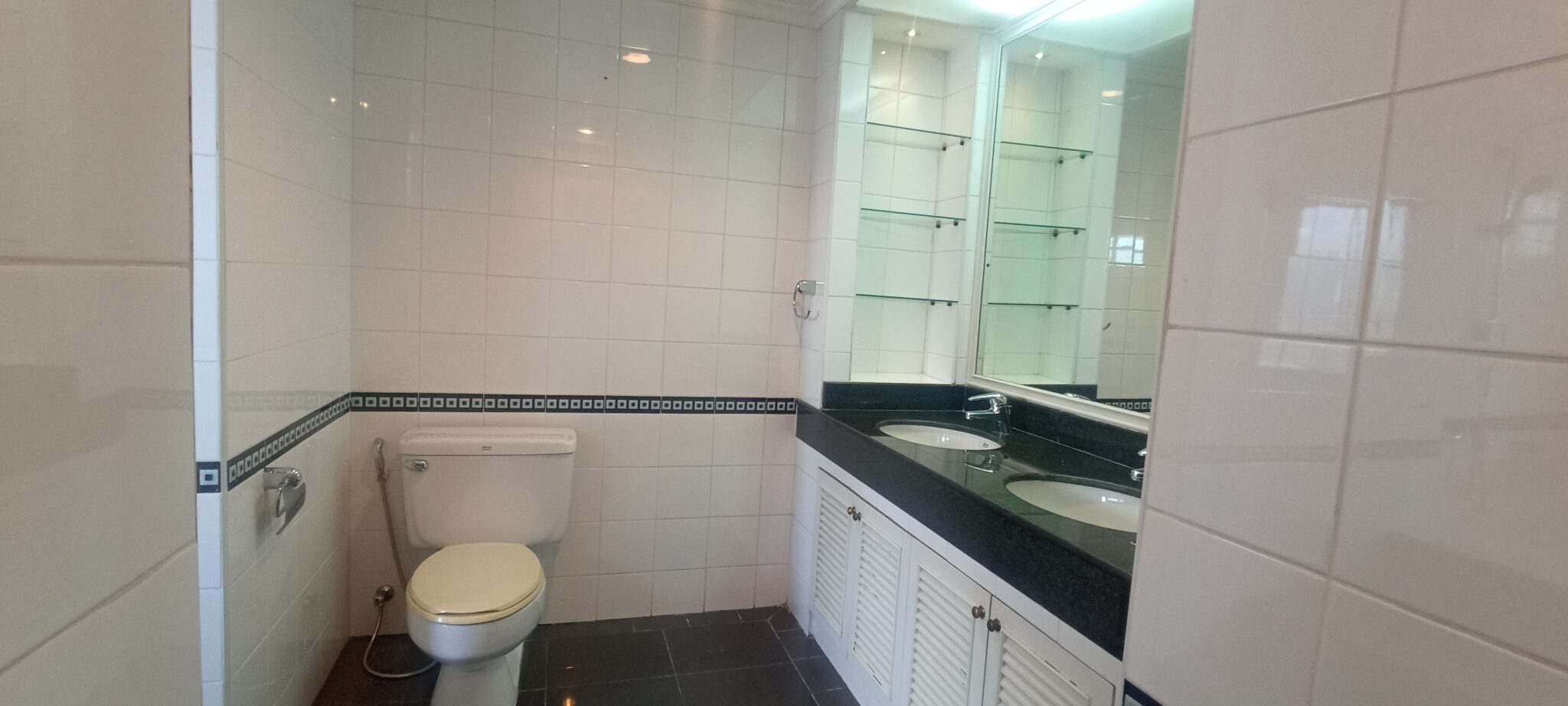 This large condo in Nana on Sukhumvit 11 is available now in the popular Kallista Mansion condominium