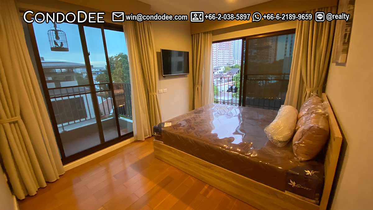 This 2-bedroom condo on Sukhumvit 26 is available now in Condolette Dwell condominium in a quiet area near BTS Phrom Phong