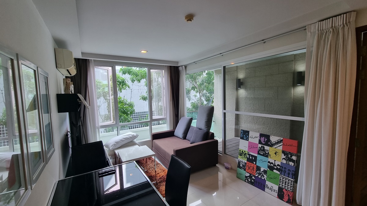 This 2-bedroom condo on Sukhumvit 33 is located in a popular Beverly 33 condominium in Bangkok CBD