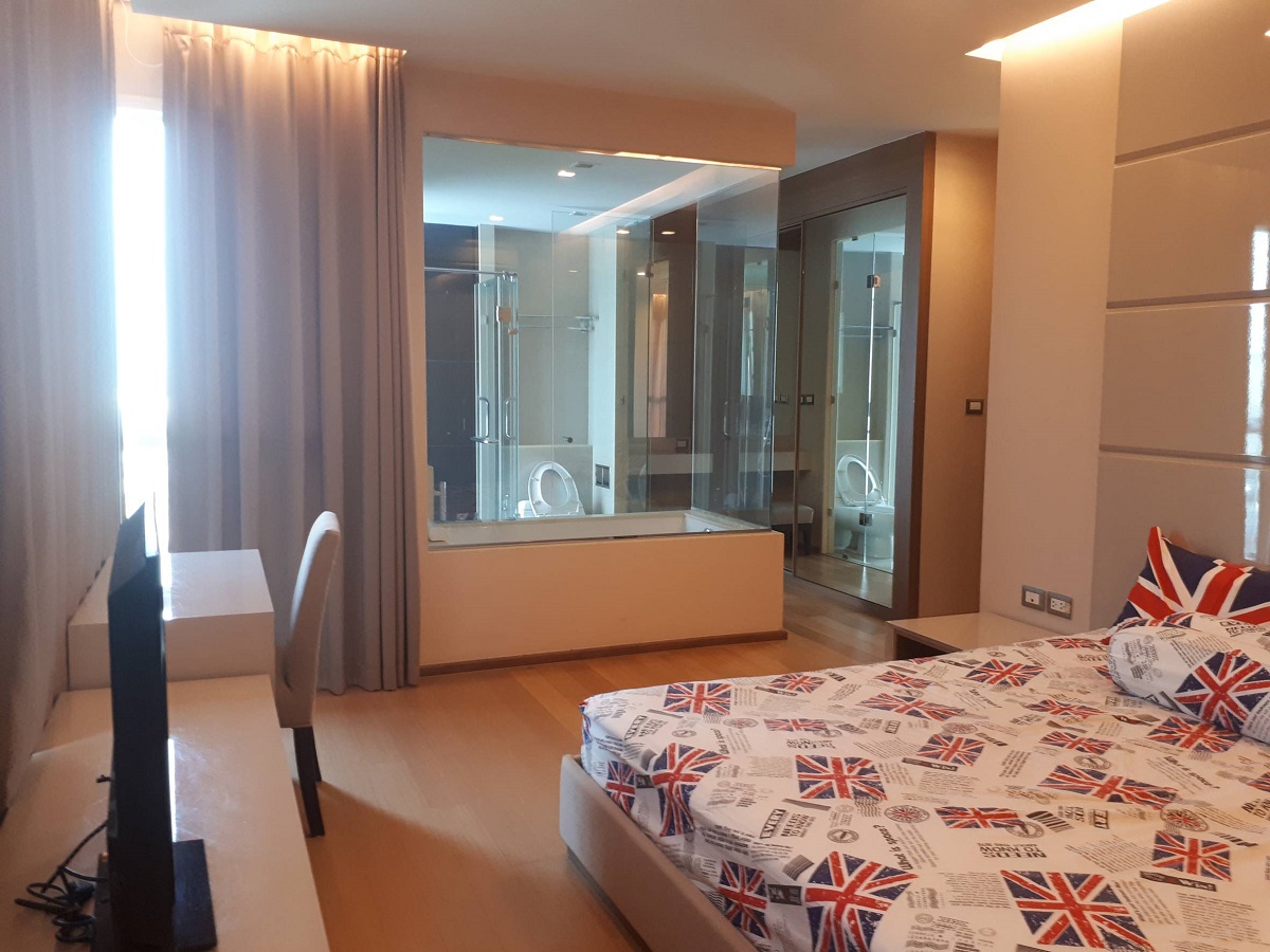 Condo For Rent in Asoke 2 Bedrooms on High Floor 
