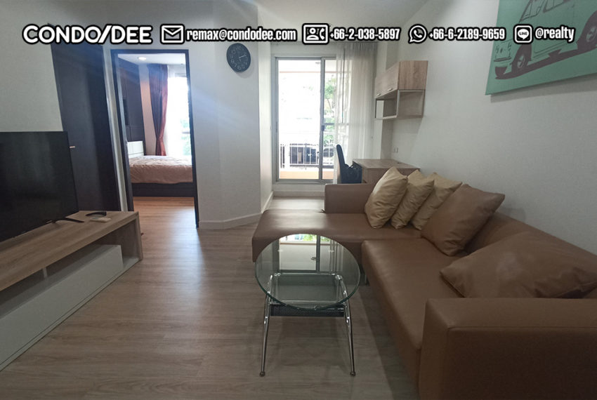 Affordable Condo BTS Ekkamai Sale living room