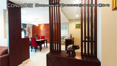 This apartment near Benjasiri Park is available now in a popular The Crest Sukhumvit 24 condominium near BTS Phrom Phong
