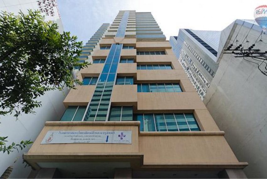 Asoke Place Condominium on Sukhumvit 21 - building view