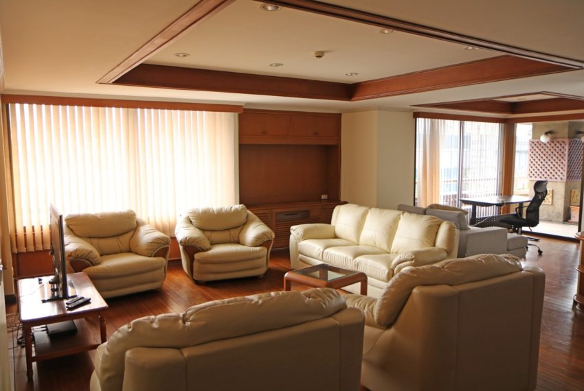 Asoke-Towers-3-bedroom-high-floor-sale-living-room