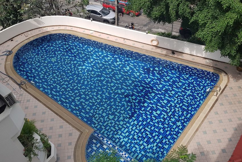 Baan Sathorn condominium - swimming pool