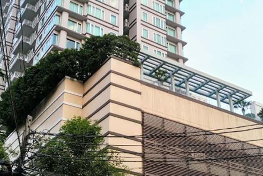 Baan Siri 24 condominium near BTS Phrom Phong - entrance