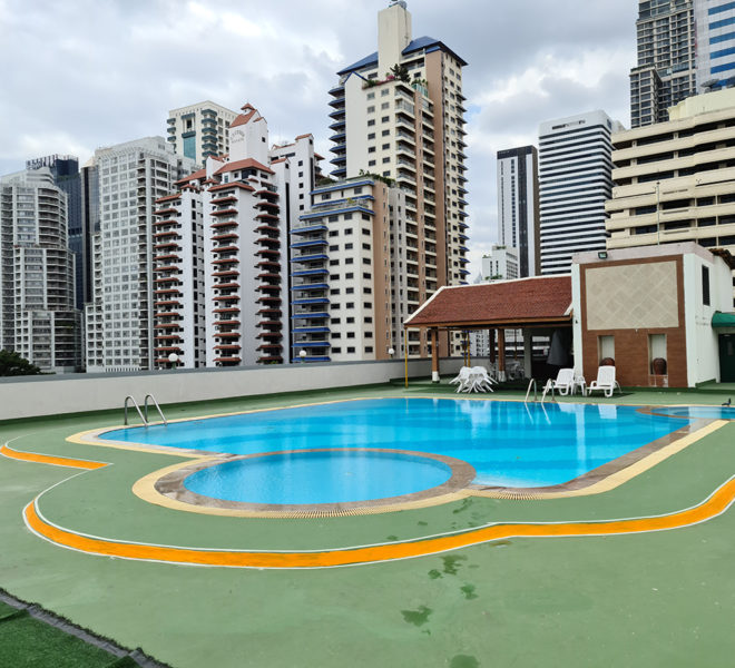 Baan Suksan Bangkok condo Sukhumvit 23 - roof pool