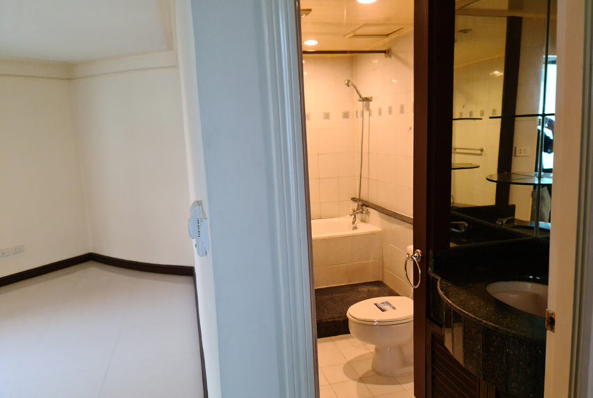 Bangkok condo sale 2-bedroom Baan Suksan - master bathroom