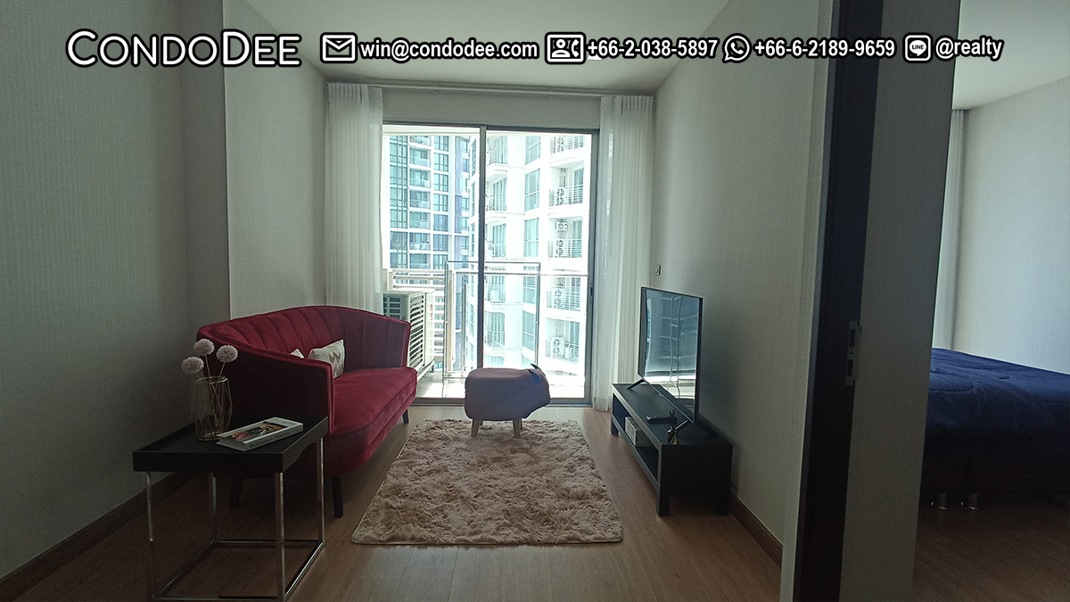 This condo like new is available now at a reasonable price at Sky Walk Residence near BTS Phra Khanong