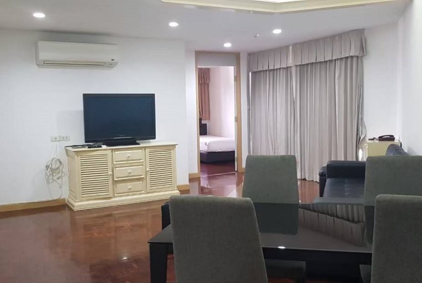 Condo with large room and kitchen for rent in Ekkamai - 2-bedroom - high floor - Tai Ping Towers