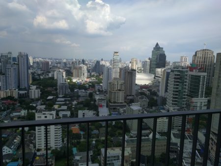 This Bangkok condo near BTS Asoke is available now at a very good price in Edge Sukhumvit 23 luxury condominium near MRT Sukhumvit