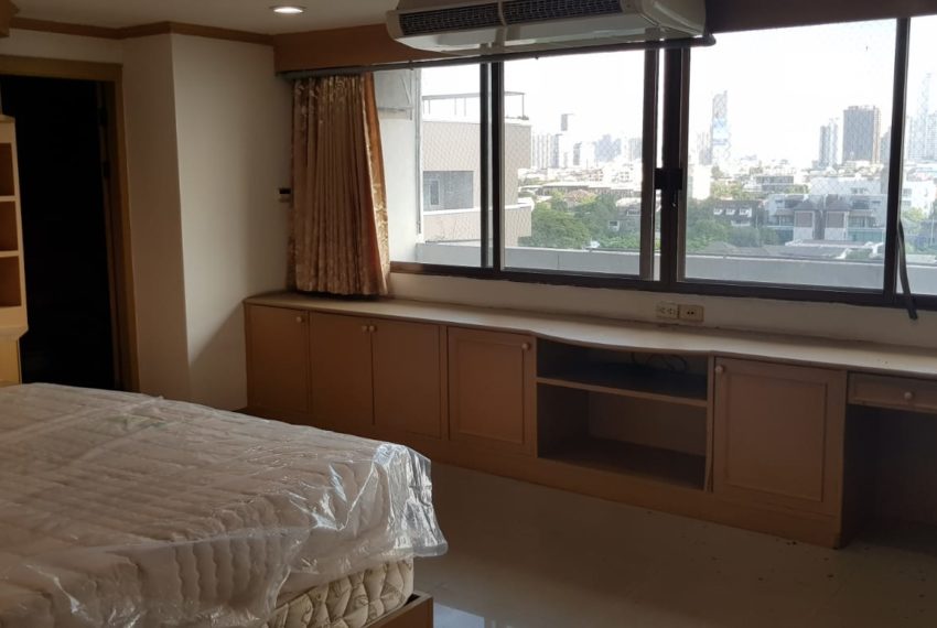 Empire House Condominium Ekamai 12 - 3-bedroom-sale-big-bedroom