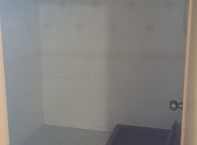 Empire House Condominium Ekamai 12 - 3-bedroom-sale-toilet