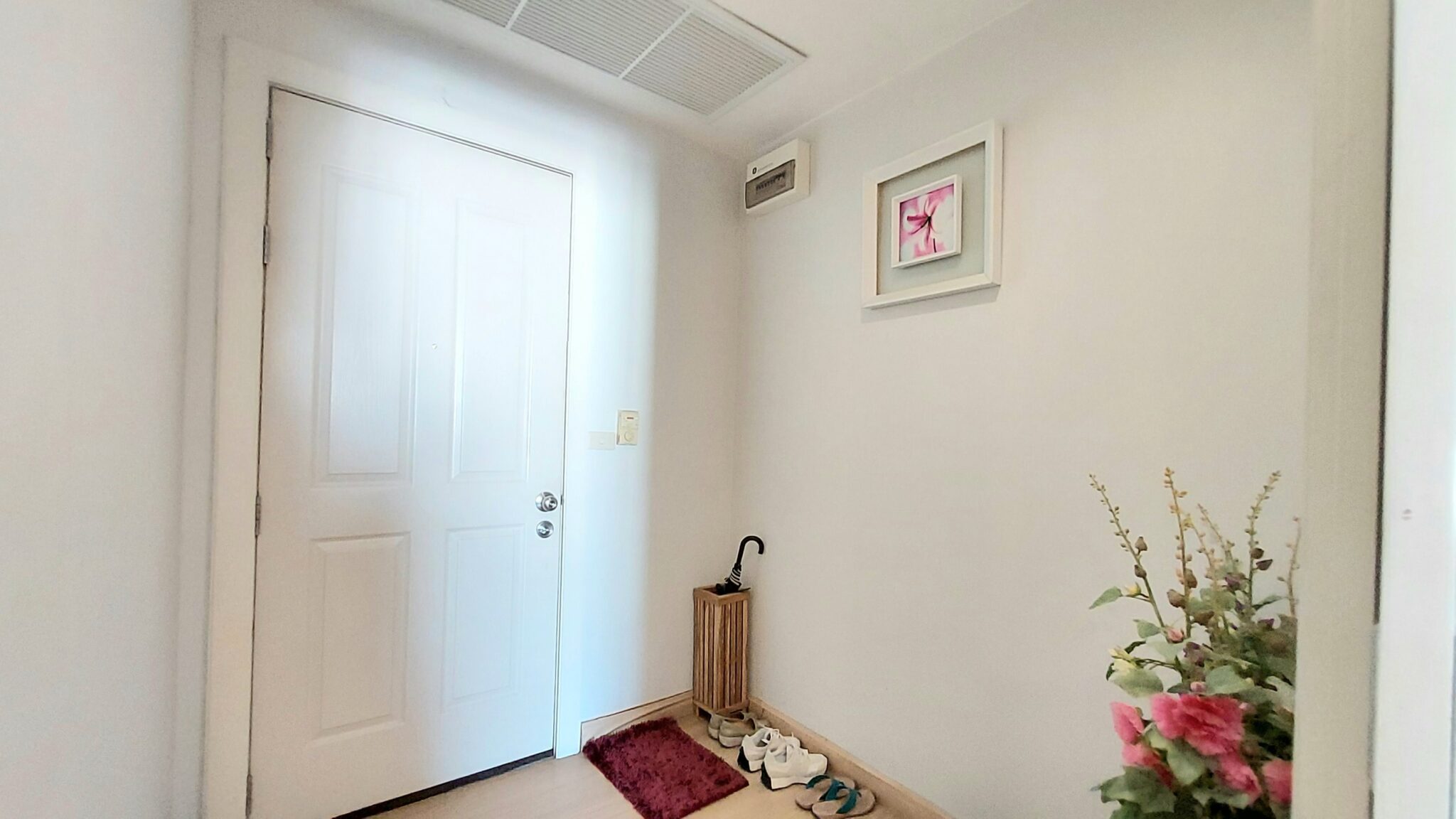 This spacious 1-bedroom condo features an amazing view of Taksin Bridge and Chaopraya River and it's available now for sale at Baan Sathorn Chaoprya condominium