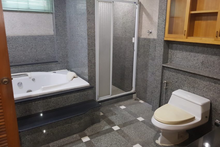 House in Sukhumvit 14 for rent - bathroom with bathtub