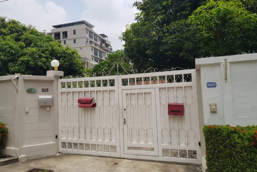 House in Sukhumvit 14 for rent - secure gate