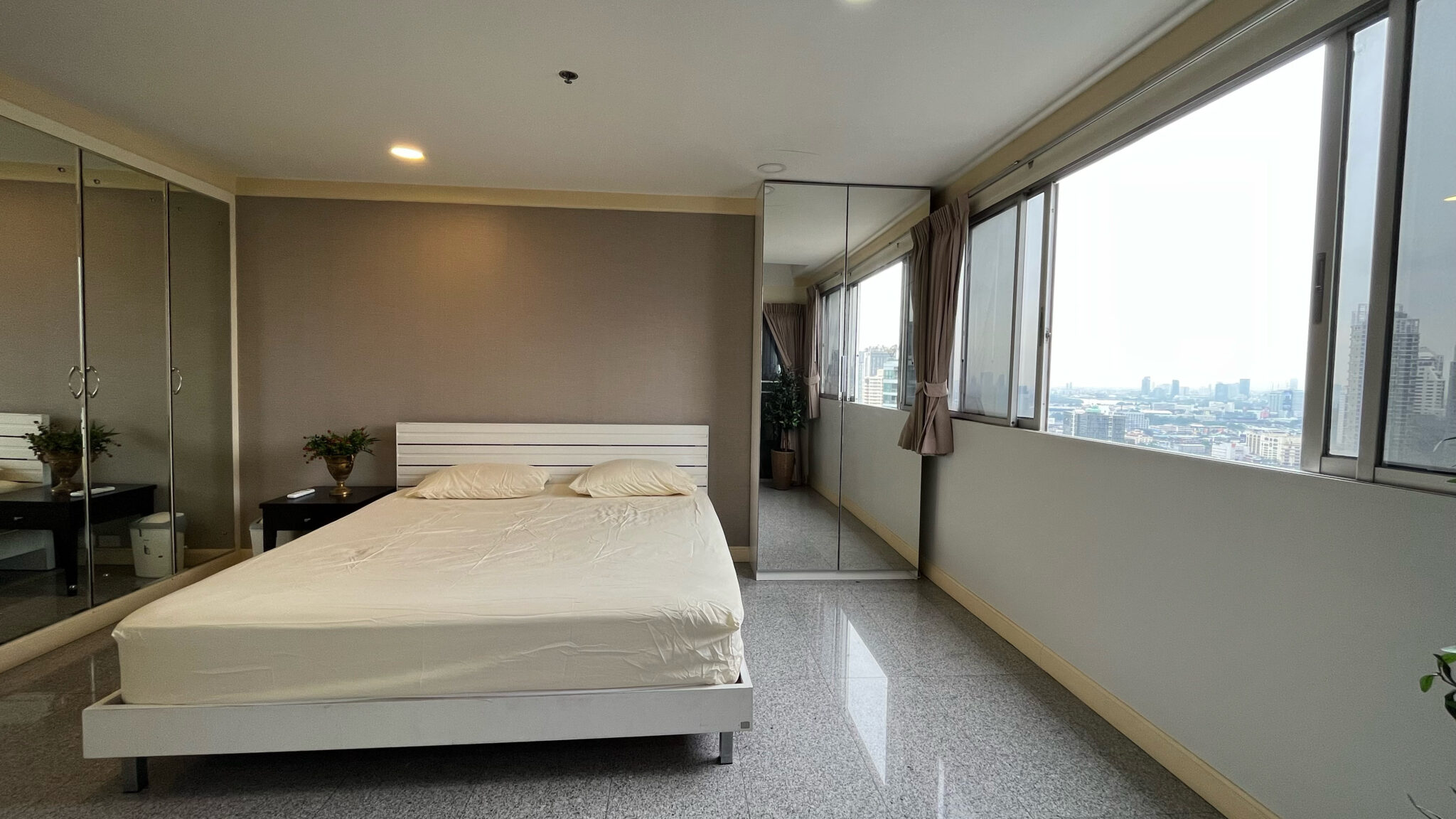 This high-floor condo is like new and it's available now at The Waterford Diamond popular condominium near BTS Phrom Phong