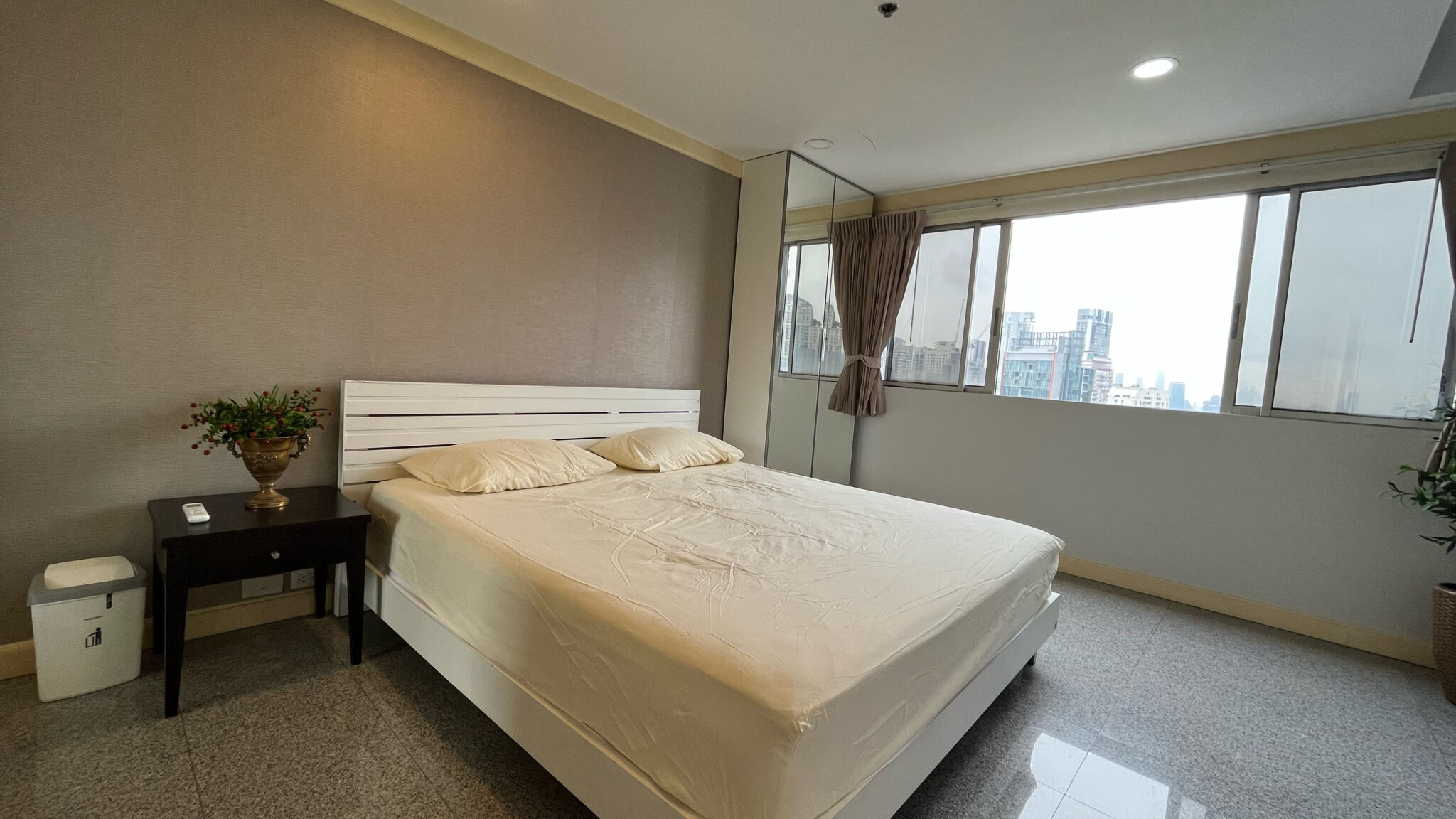 This high-floor condo is like new and it's available now at The Waterford Diamond popular condominium near BTS Phrom Phong