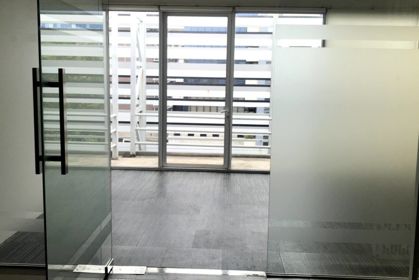 Commercial space for rent facing Ekkamai Road - 100 m from BTS
