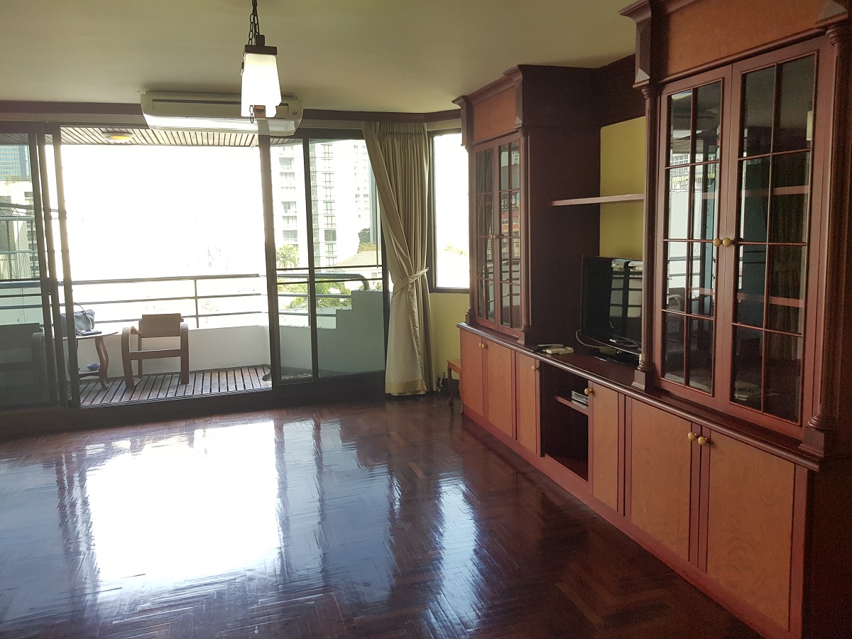 Large apartment for sale on Sukhumvit 16 near Asoke BTS - 1 bedroom - low floor