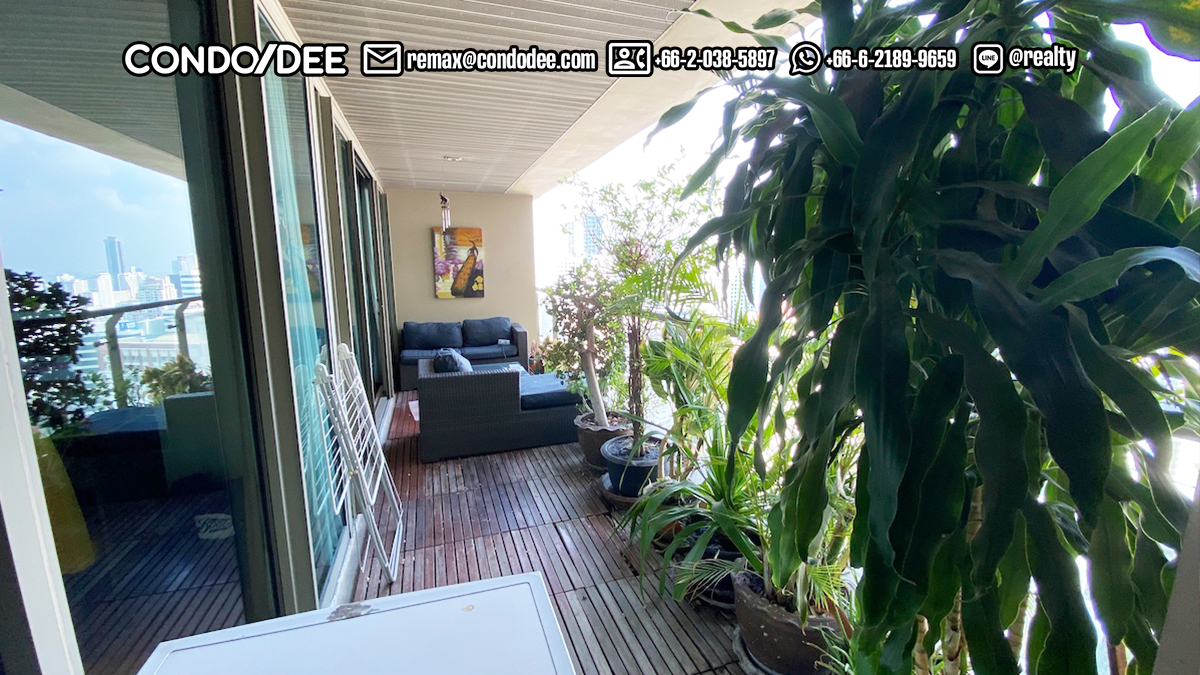 A large apartment for sale near Asoke BTS with 2 bedrooms is available on a high floor in The Lakes condominium