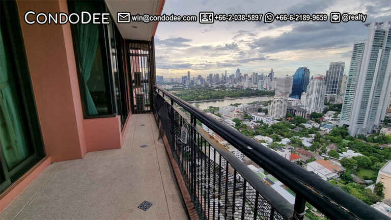 This large pet-friendly condo with a large balcony and a lake view is available at Aguston Sukhumvit 22 condominium