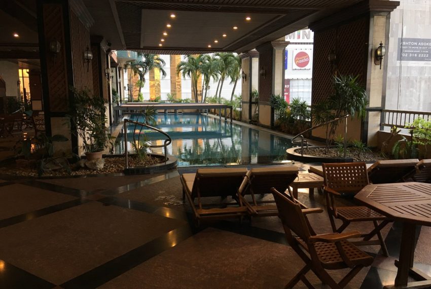 Las Colinas condominium near BTS Asoke and MRT Sukhumvit - pool area