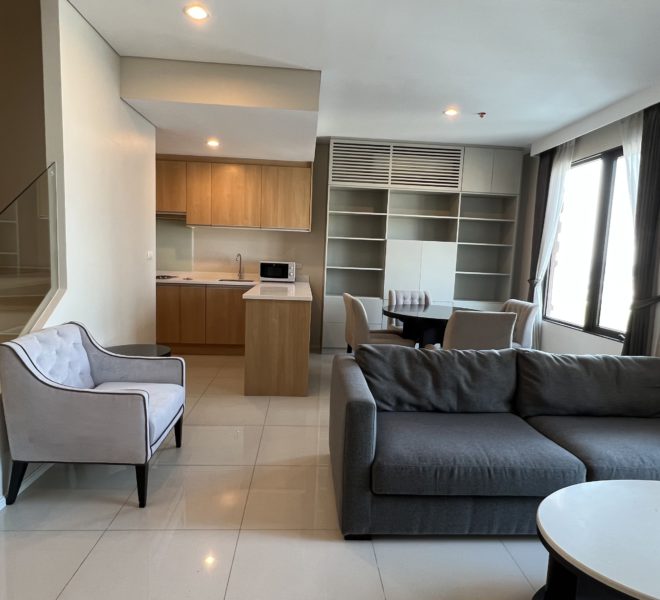 Duplex Condo For Sale in Bangkok Near MRT and Airport Link - Villa Asoke Livingroom-2