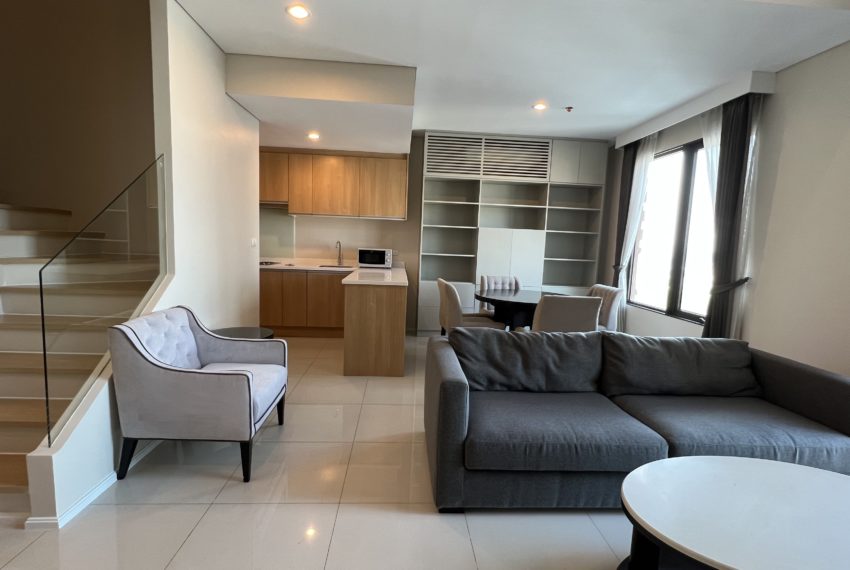 Duplex Condo For Sale in Bangkok Near MRT and Airport Link - Villa Asoke Livingroom-2