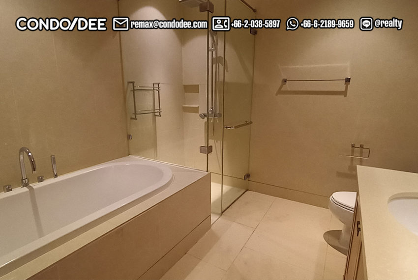 Luxury Duplex Condo Sale Prompong bathtub