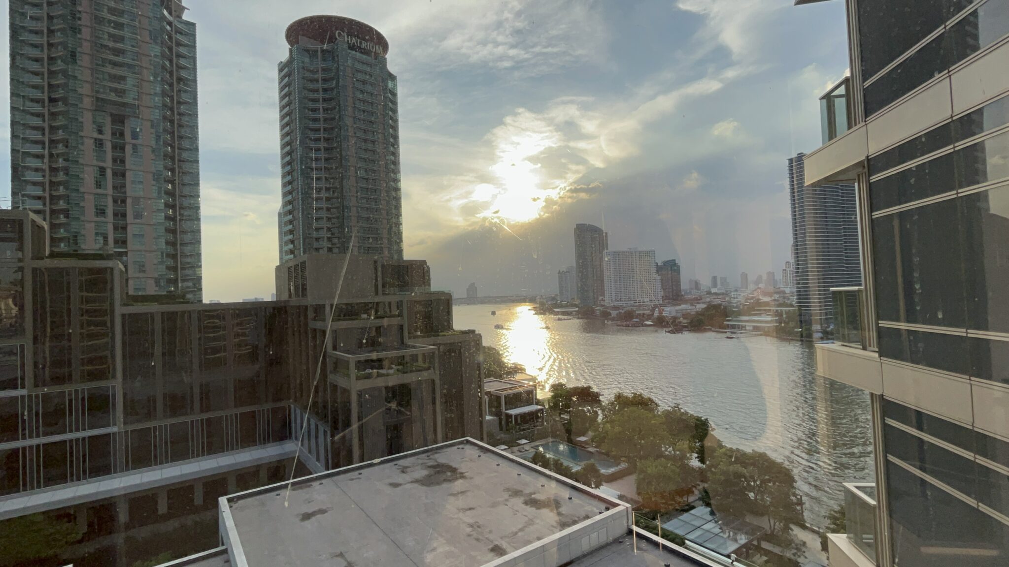 This luxury new condo on a river-side in Silom is available now in a prestigious Four Seasons Private Residences condominium