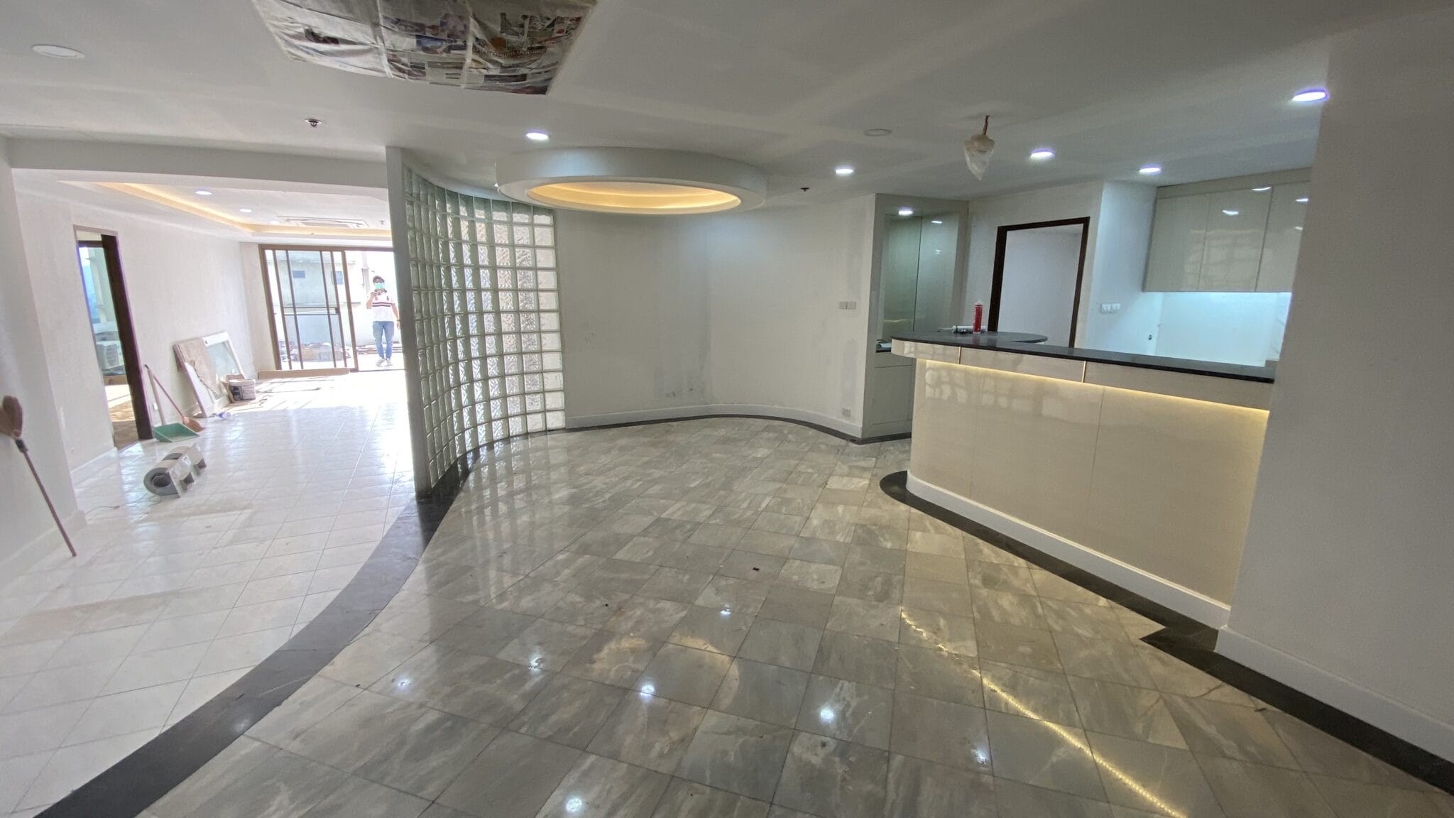 This large condo with a large balcony in Soi Nana (Sukhumvit 4) is available now in the Crystal Garden condominium near Benjakitti Park