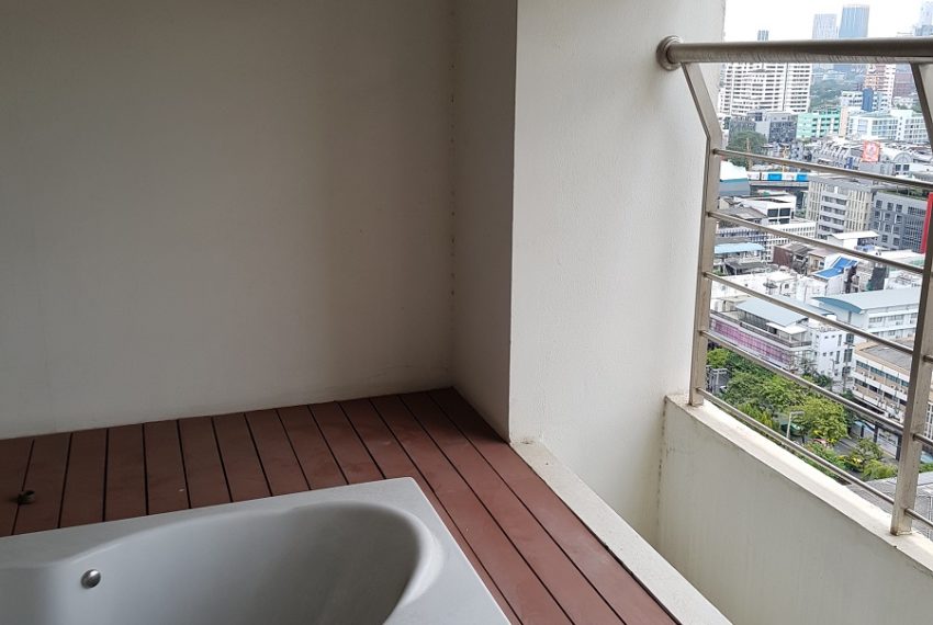 Master Centrium 2-bedroom duplex at Asoke for sale - balcony with jacuzzi