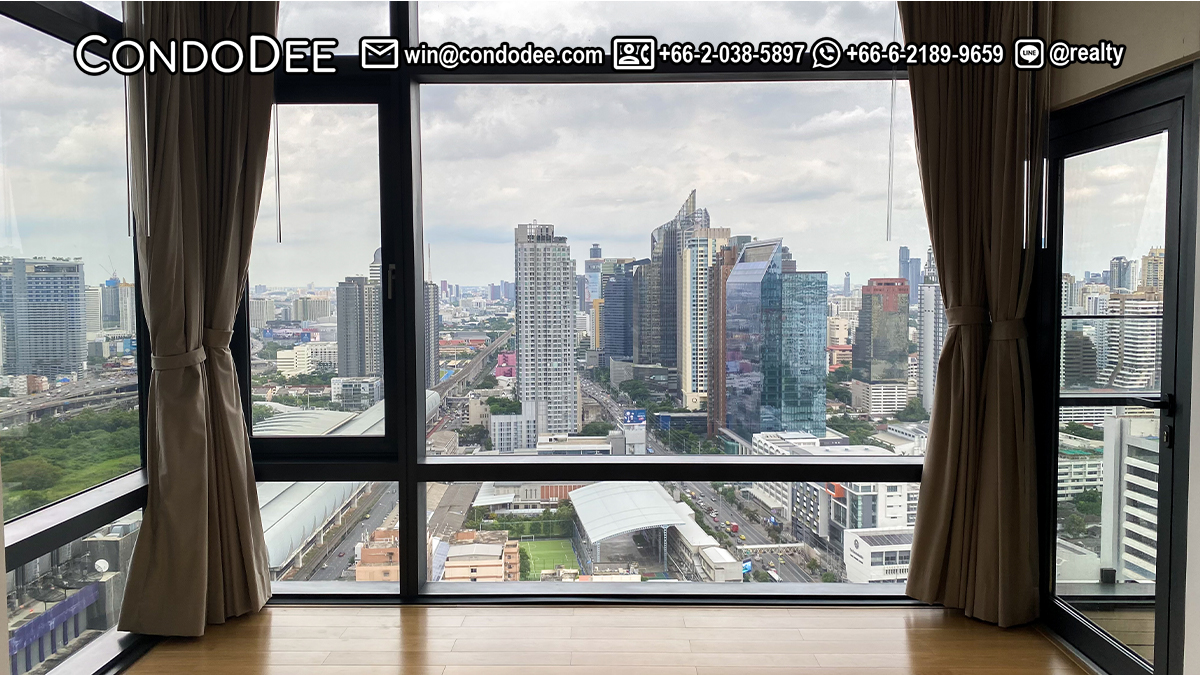 This new condo with a panoramic view of Bangkok from a high floor is available now in the luxury Circle Living Prototype condominium in Bangkok CBD on New Phetchaburi Road