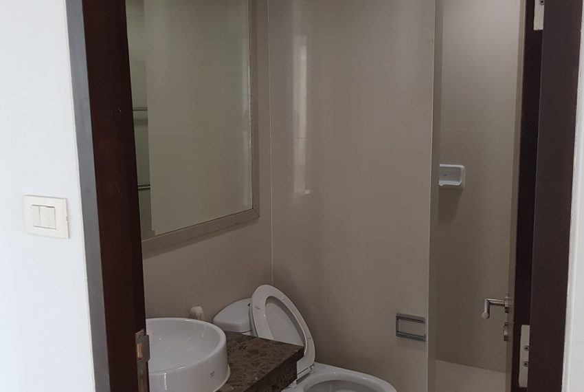 Oleander Sukhumvit 11 - 3-bedroom-unfurnished - toilet