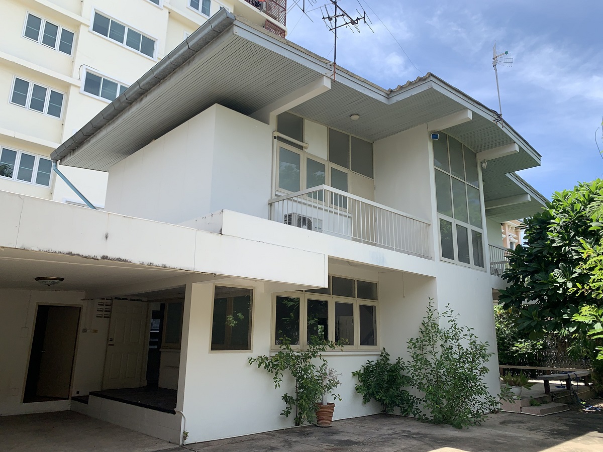 2-story house for rent in Ekkamai 6 - home office option