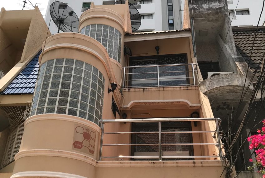 Townhouse near BTS Nana for rent - 3-story - 4-bedroom