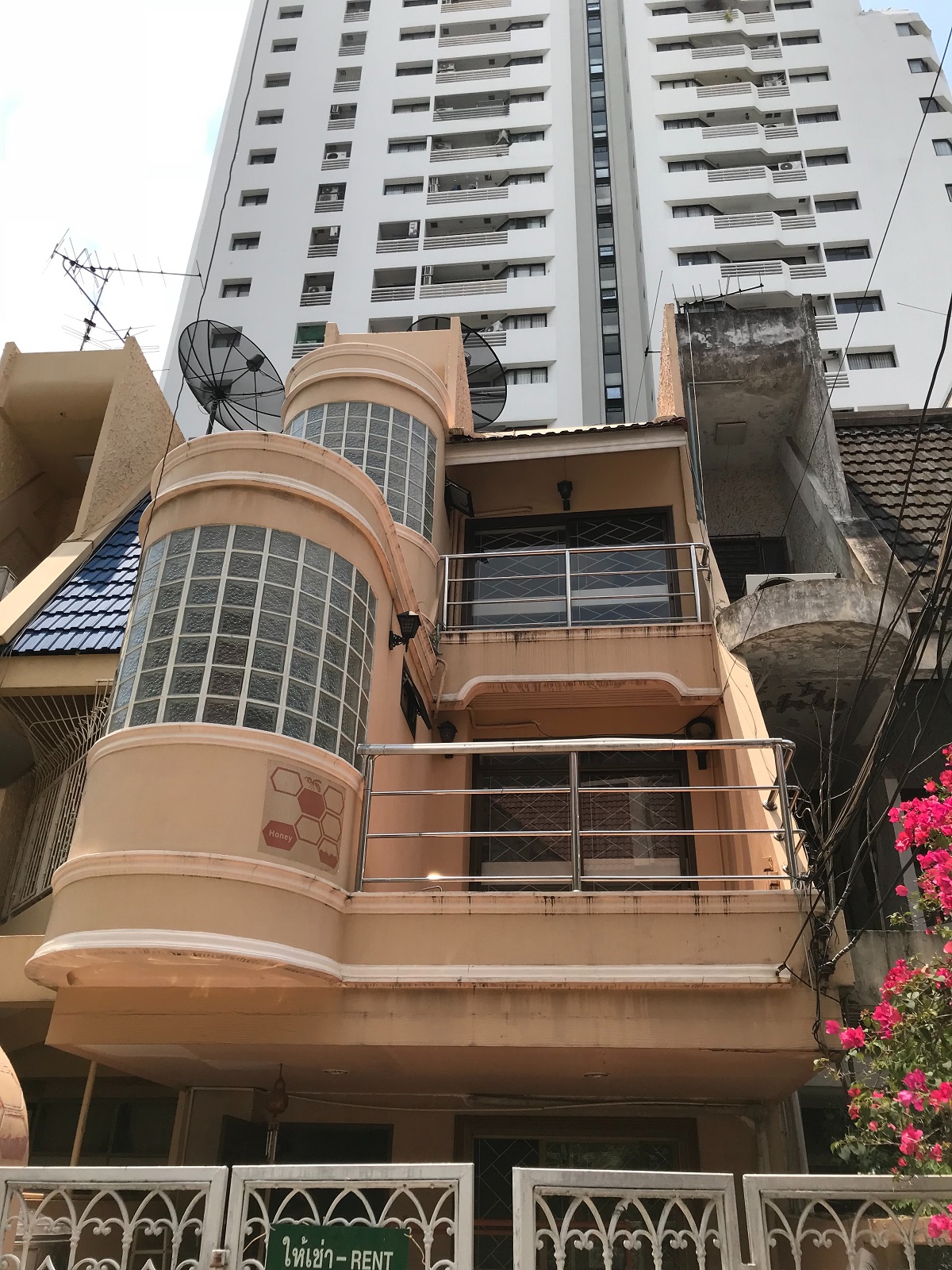 Townhouse near BTS Nana for rent - 3-story - 4-bedroom