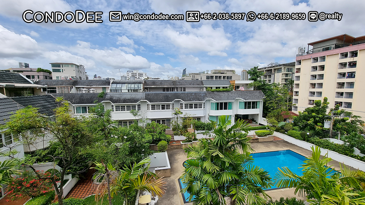 Prompak Place is a secured compound of townhouses for sale near Thonglor 25 in Bangkok CBD that was built in 2003