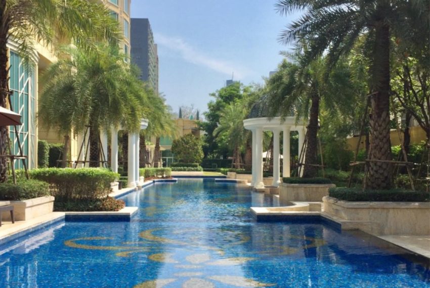 Royce Private Residences Condominium in Asoke - pool