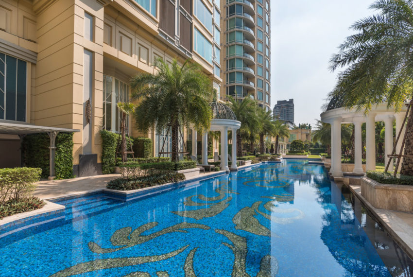 Royce Private Residences Condominium in Asoke - swimming