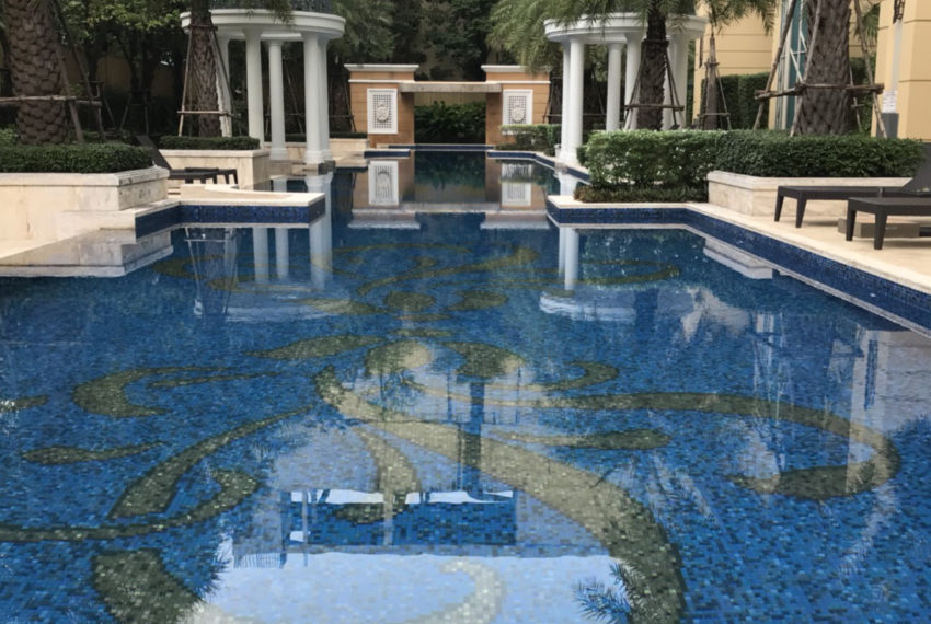 Royce Private Residences Condominium in Asoke - swimming pool