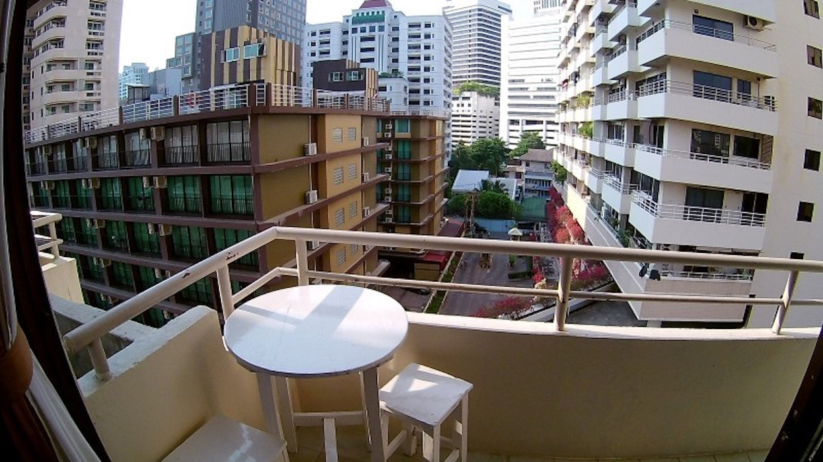 A condo for sale on Sukhumvit 6 with 1bedroom is available on a low floor of Saranjai Mansion