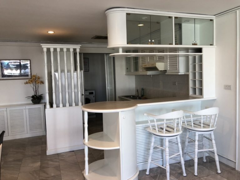 Cheap rent of large flat in Asoke - 2 bedroom - Sukhumvit House condo