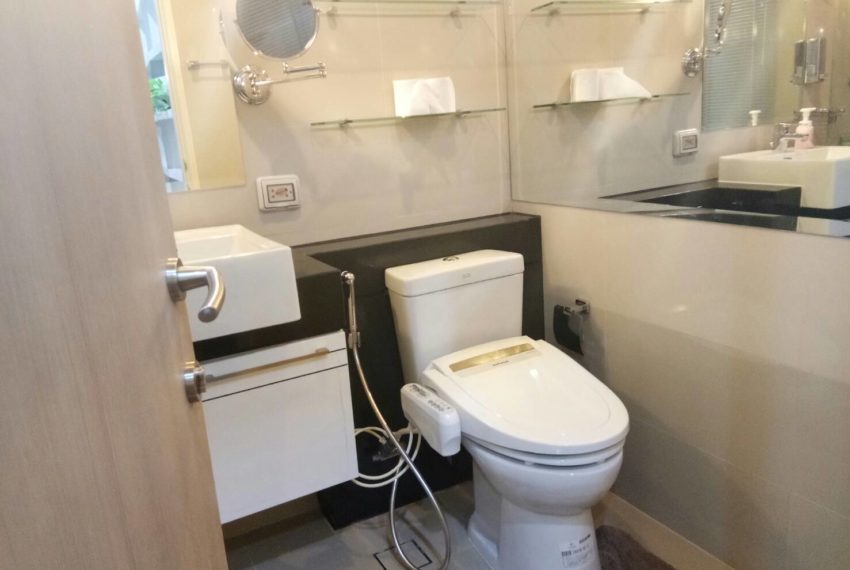 Supalai-Premier-Asoke-1b1b-toilet