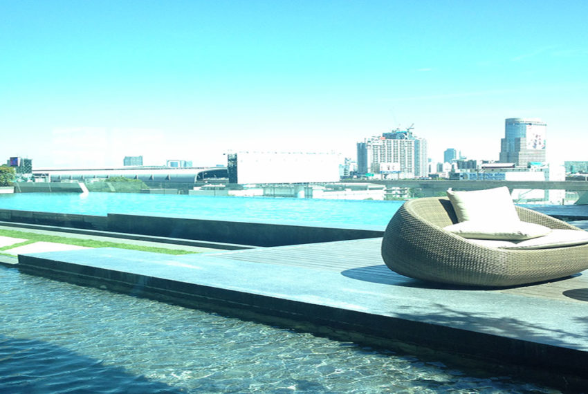 Supalai-Premier-Asoke-Bangkok-swimming-pool-with-city-view
