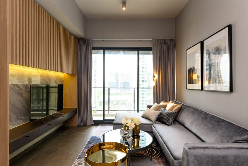 The Lofts Asoke - RENT - lusury 1b1b-living room balcony