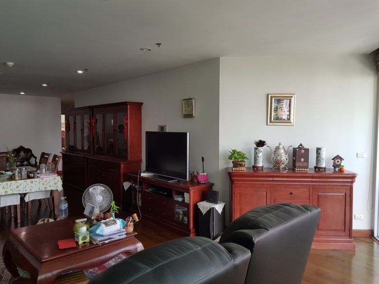 3-Bedroom 4-Bathroom Large Condo in Asoke in The Master Centrium