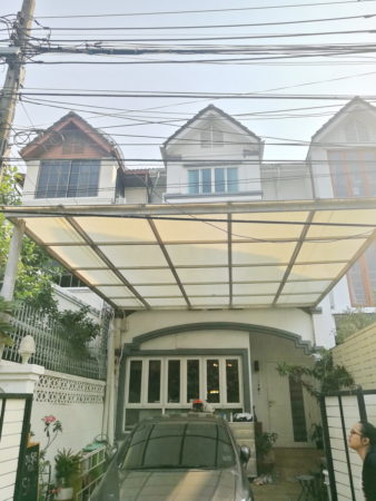 Townhouse for sale in Ekkamai - 4 Stories - Great Location